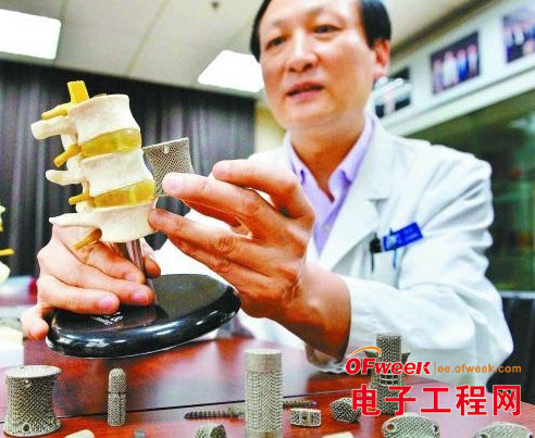 但刘忠军表示,这都是3d打印机打印出来的人体骨骼,它们代表着骨科手术