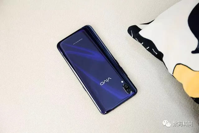 外觀:劉海屏和水滴屏榮耀8x,vivo x23和oppo r17這三款產品,在價位上